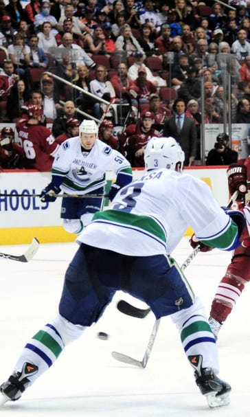 Alexander Edler scores on deflection to help Canucks beat Coyotes